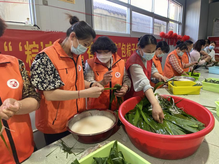 青口供電所黨支部聯(lián)合生產(chǎn)生活服務中心分會、黃沙坨社區(qū)，共同舉辦“悠悠艾草香 濃濃端午情”系列活動。.png